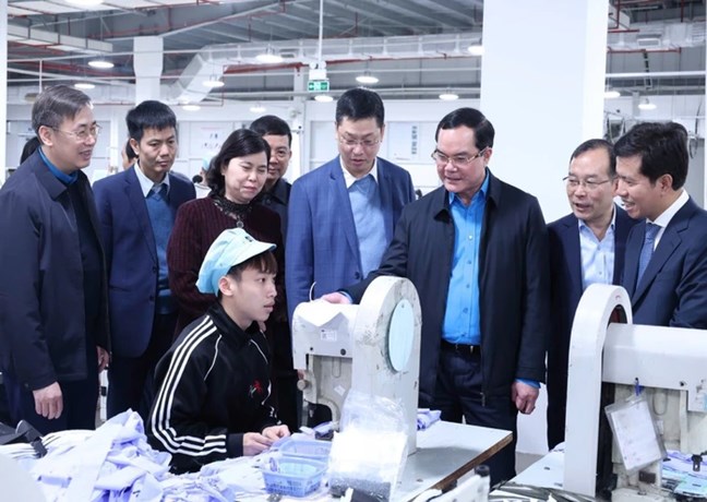 Tổng Liên đoàn Lao động Việt Nam trao gần 400 suất quà tới công nhân khó khăn tỉnh Bắc Ninh- Ảnh 1.