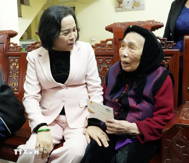 Phó Chủ tịch Quốc hội Nguyễn Thị Thanh tặng quà Tết tại Ninh Bình- Ảnh 1.