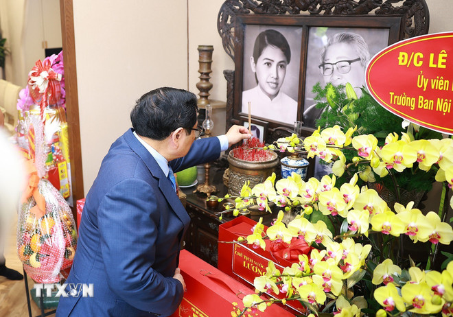 Thủ tướng chúc Tết nguyên lãnh đạo Đảng, Nhà nước và dâng hương các cố lãnh đạo- Ảnh 1.