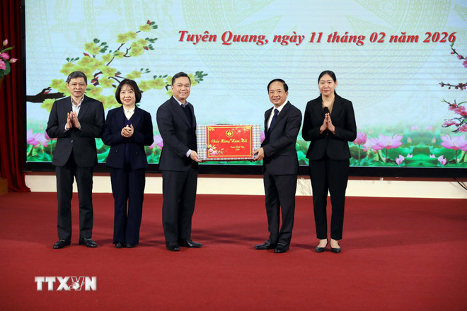 Trưởng Ban Tuyên giáo và Dân vận Trung ương tặng quà Tết tại Tuyên Quang- Ảnh 2.