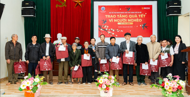 Gói quà Tết nghĩa tình gửi đến những hoàn cảnh khó khăn- Ảnh 1.