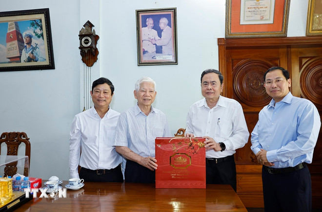 Chủ tịch Quốc hội chúc Tết nguyên lãnh đạo Đảng, Nhà nước dịp Xuân Bính Ngọ- Ảnh 1.