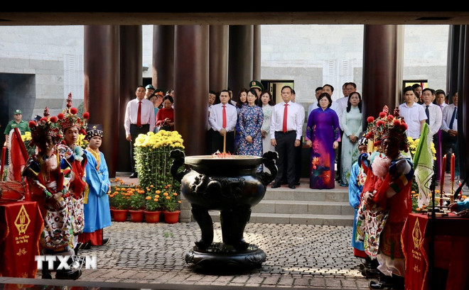 Dâng bánh tét lên Quốc tổ Hùng Vương và Đức Lễ Thành Hầu Nguyễn Hữu Cảnh- Ảnh 1.