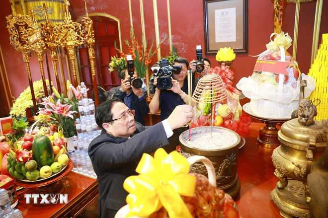 Thủ tướng Phạm Minh Chính dâng hương tại Hoàng thành Thăng Long- Ảnh 2.