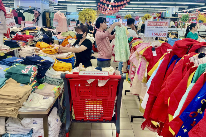 TP Hồ Chí Minh: Thị trường sắm Tết cao điểm, lượng khách gấp 3-4 lần ngày thường- Ảnh 2.
