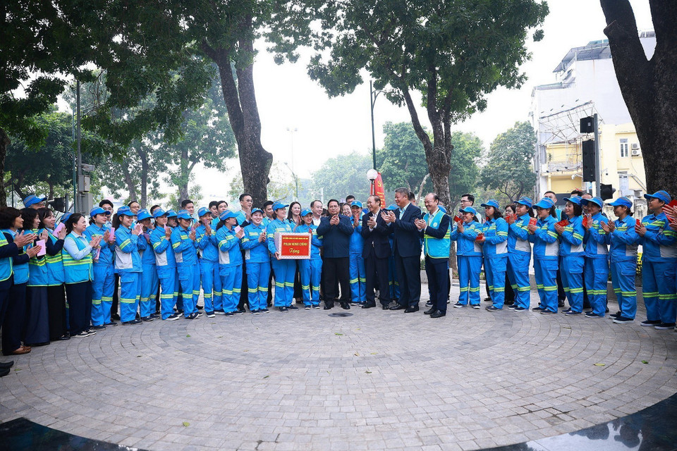 Thủ tướng chúc Tết công nhân vệ sinh môi trường tại Hà Nội- Ảnh 2.