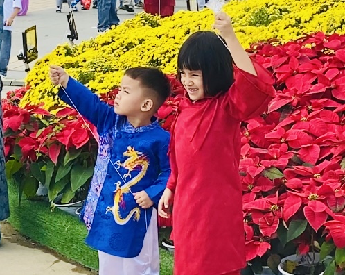 Du khách nô nức check-in linh vật ngựa tại đường hoa Tết Đà Nẵng- Ảnh 6. Du khách nô nức check-in linh vật ngựa tại đường hoa Tết Đà Nẵng- Ảnh 6.