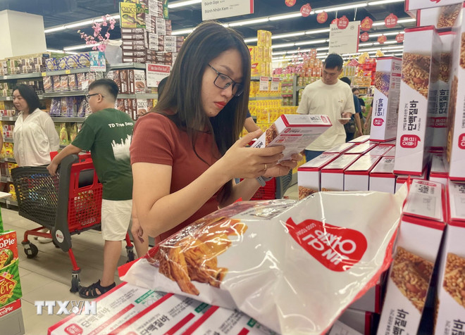 TP Hồ Chí Minh: Thị trường sắm Tết cao điểm, lượng khách gấp 3-4 lần ngày thường- Ảnh 1.