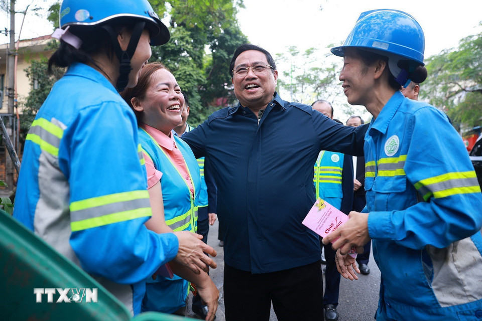 Thủ tướng chúc Tết công nhân vệ sinh môi trường tại Hà Nội- Ảnh 3.