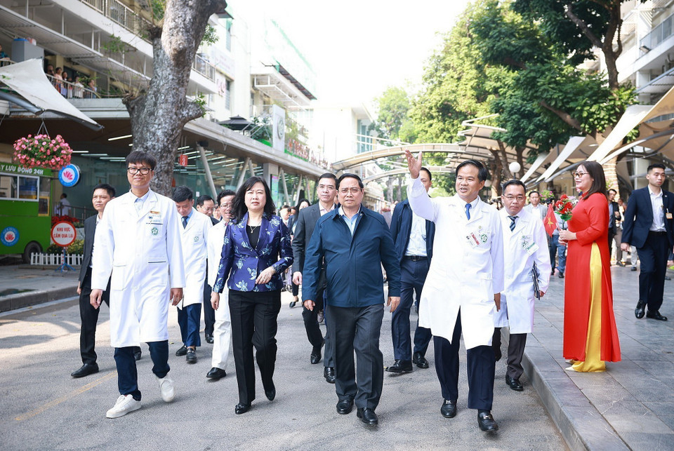 Thủ tướng chúc Tết, kiểm tra công tác ứng trực của ngành Y tế tại Hà Nội- Ảnh 9.