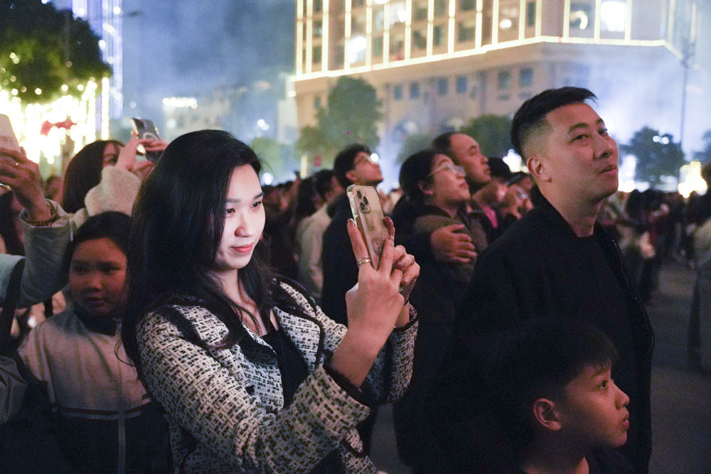 Mãn nhãn màn pháo hoa rực rỡ chào Tết Bính Ngọ 2026- Ảnh 23. Mãn nhãn màn pháo hoa rực rỡ chào Tết Bính Ngọ 2026- Ảnh 23.