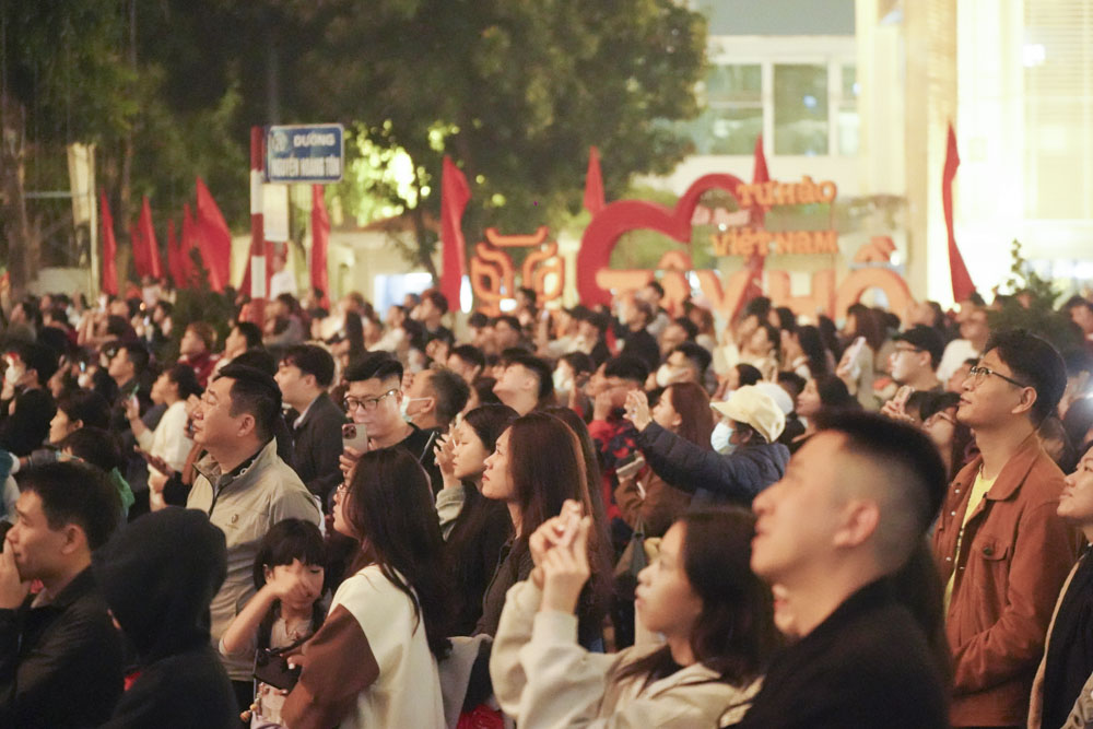 Mãn nhãn màn pháo hoa rực rỡ chào Tết Bính Ngọ 2026- Ảnh 30. Mãn nhãn màn pháo hoa rực rỡ chào Tết Bính Ngọ 2026- Ảnh 30.