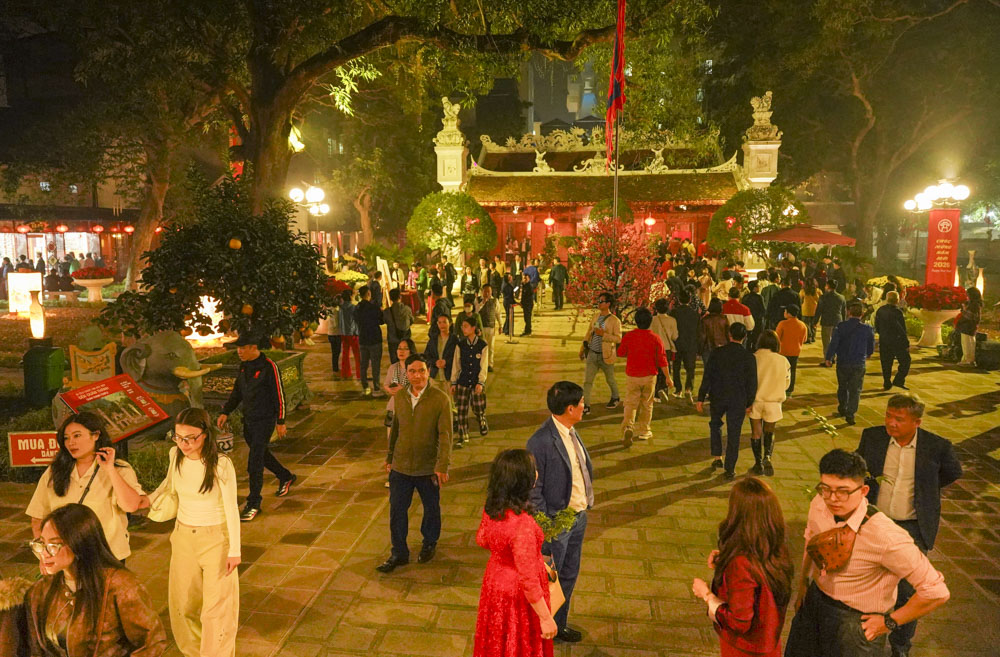 Người Hà Nội đi lễ xuyên đêm ngay sau Giao thừa- Ảnh 7. Người Hà Nội đi lễ xuyên đêm ngay sau Giao thừa- Ảnh 7.