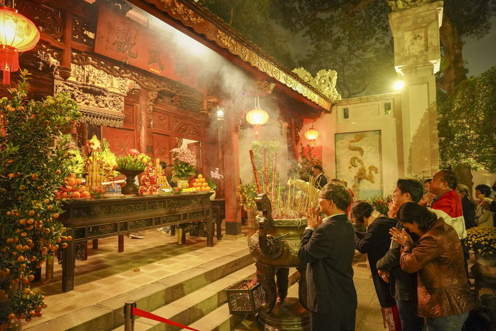 Người Hà Nội đi lễ xuyên đêm ngay sau Giao thừa- Ảnh 9. Người Hà Nội đi lễ xuyên đêm ngay sau Giao thừa- Ảnh 9.