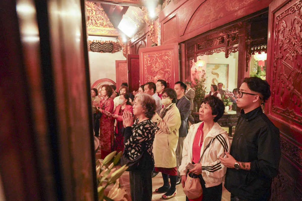 Người Hà Nội đi lễ xuyên đêm ngay sau Giao thừa- Ảnh 8. Người Hà Nội đi lễ xuyên đêm ngay sau Giao thừa- Ảnh 8.