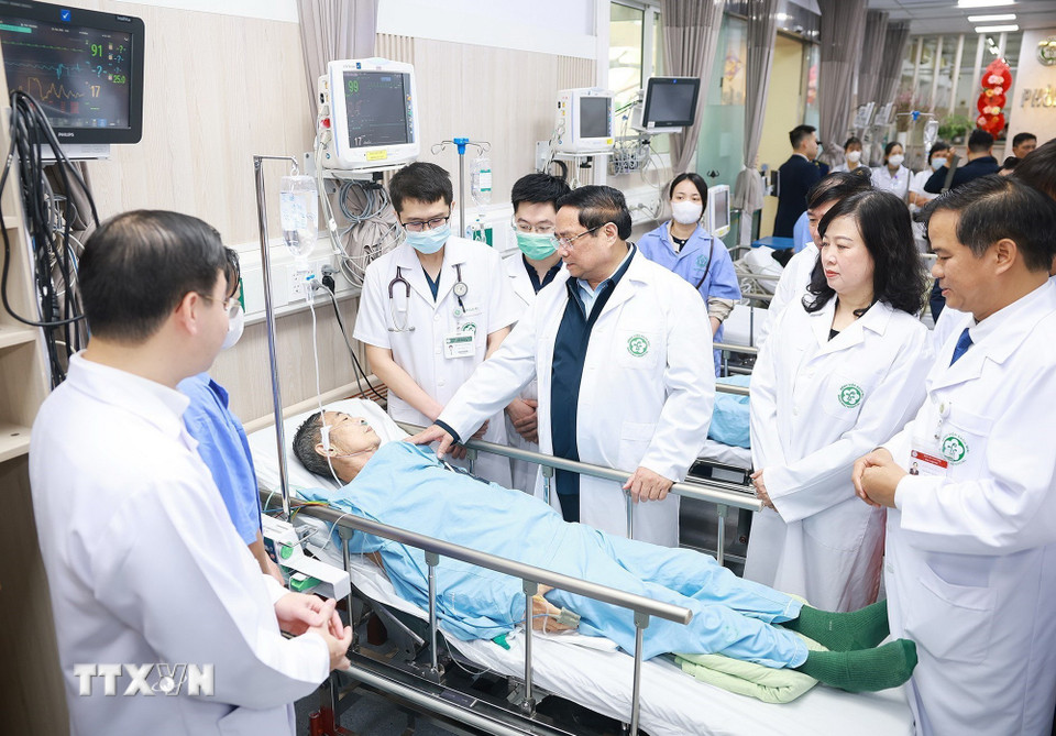 Thủ tướng chúc Tết, kiểm tra công tác ứng trực của ngành Y tế tại Hà Nội- Ảnh 11. Thủ tướng chúc Tết, kiểm tra công tác ứng trực của ngành Y tế tại Hà Nội- Ảnh 11.