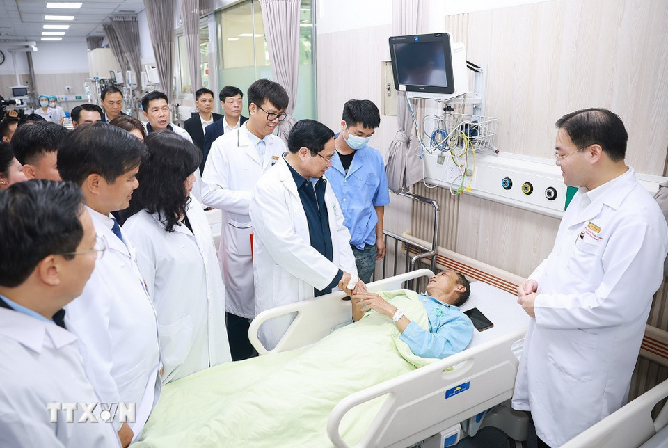 Thủ tướng chúc Tết, kiểm tra công tác ứng trực của ngành Y tế tại Hà Nội- Ảnh 12. Thủ tướng chúc Tết, kiểm tra công tác ứng trực của ngành Y tế tại Hà Nội- Ảnh 12.