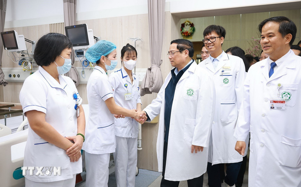 Thủ tướng chúc Tết, kiểm tra công tác ứng trực của ngành Y tế tại Hà Nội- Ảnh 14.
