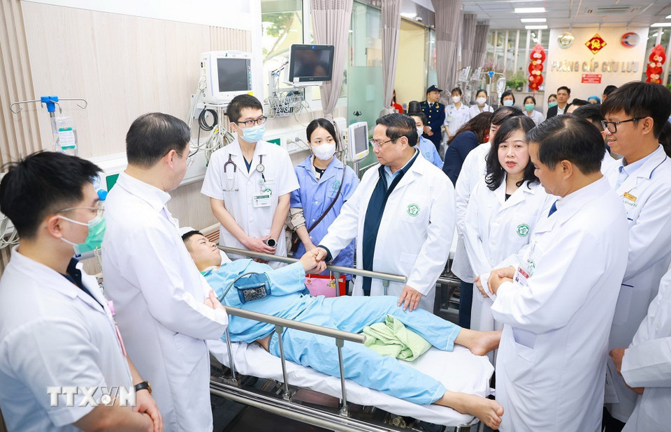 Thủ tướng chúc Tết, kiểm tra công tác ứng trực của ngành Y tế tại Hà Nội- Ảnh 10. Thủ tướng chúc Tết, kiểm tra công tác ứng trực của ngành Y tế tại Hà Nội- Ảnh 10.