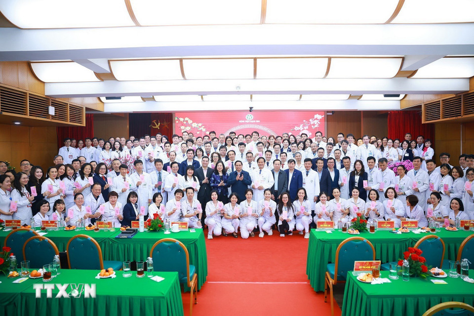 Thủ tướng chúc Tết, kiểm tra công tác ứng trực của ngành Y tế tại Hà Nội- Ảnh 16.