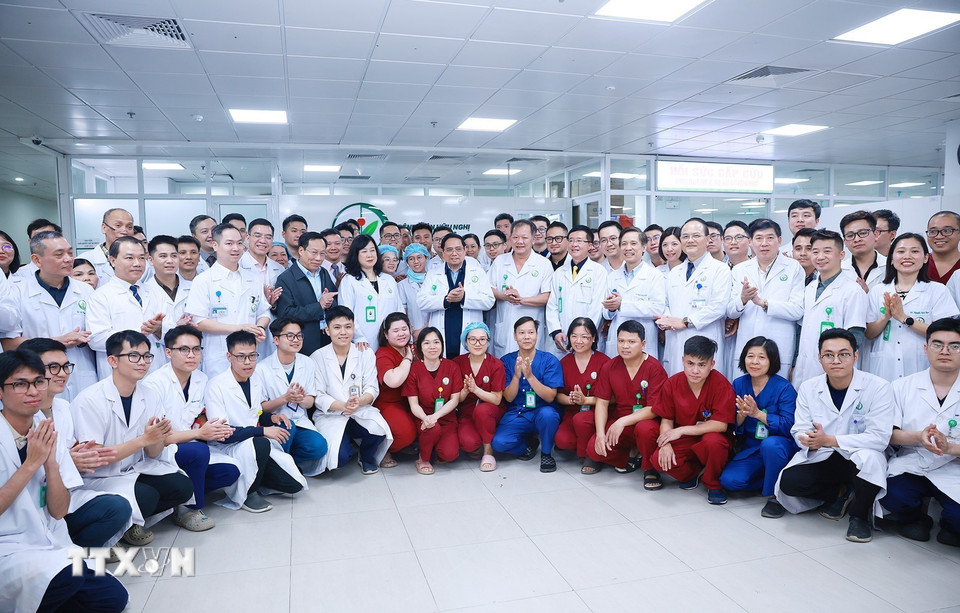 Thủ tướng chúc Tết, kiểm tra công tác ứng trực của ngành Y tế tại Hà Nội- Ảnh 7.