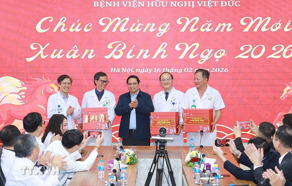 Thủ tướng chúc Tết, kiểm tra công tác ứng trực của ngành Y tế tại Hà Nội- Ảnh 8.