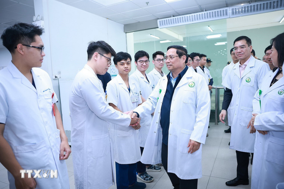 Thủ tướng chúc Tết, kiểm tra công tác ứng trực của ngành Y tế tại Hà Nội- Ảnh 1. Thủ tướng chúc Tết, kiểm tra công tác ứng trực của ngành Y tế tại Hà Nội- Ảnh 1.