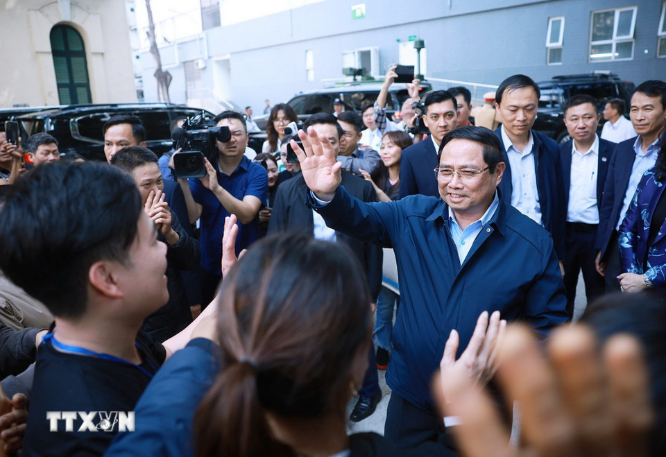 Thủ tướng chúc Tết, kiểm tra công tác ứng trực của ngành Y tế tại Hà Nội- Ảnh 3. Thủ tướng chúc Tết, kiểm tra công tác ứng trực của ngành Y tế tại Hà Nội- Ảnh 3.