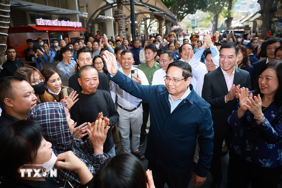 Thủ tướng chúc Tết, kiểm tra công tác ứng trực của ngành Y tế tại Hà Nội- Ảnh 4. Thủ tướng chúc Tết, kiểm tra công tác ứng trực của ngành Y tế tại Hà Nội- Ảnh 4.