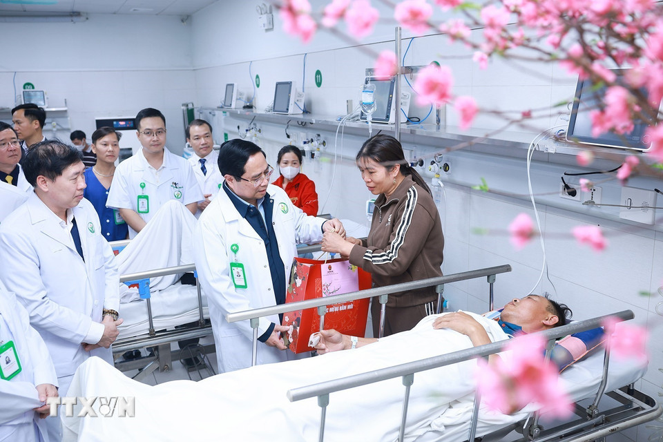 Thủ tướng chúc Tết, kiểm tra công tác ứng trực của ngành Y tế tại Hà Nội- Ảnh 5. Thủ tướng chúc Tết, kiểm tra công tác ứng trực của ngành Y tế tại Hà Nội- Ảnh 5.