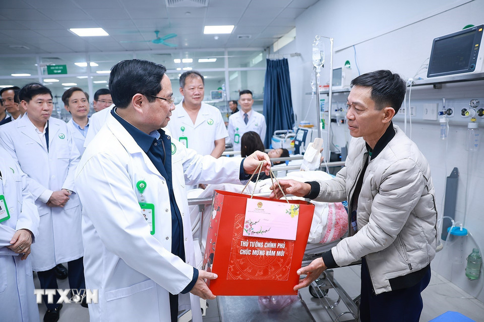 Thủ tướng chúc Tết, kiểm tra công tác ứng trực của ngành Y tế tại Hà Nội- Ảnh 6. Thủ tướng chúc Tết, kiểm tra công tác ứng trực của ngành Y tế tại Hà Nội- Ảnh 6.