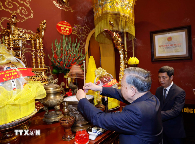 Tổng Bí thư Tô Lâm dâng hương tại Khu Di tích Hoàng Thành Thăng Long- Ảnh 1.