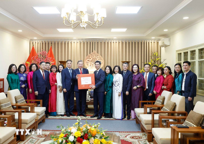 Tổng Bí thư Tô Lâm dâng hương tại Khu Di tích Hoàng Thành Thăng Long- Ảnh 3.