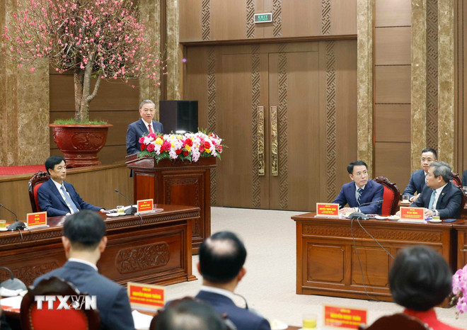 Tổng Bí thư thăm chúc Tết Đảng bộ, chính quyền và Nhân dân Hà Nội- Ảnh 2. Tổng Bí thư thăm chúc Tết Đảng bộ, chính quyền và Nhân dân Hà Nội- Ảnh 2.