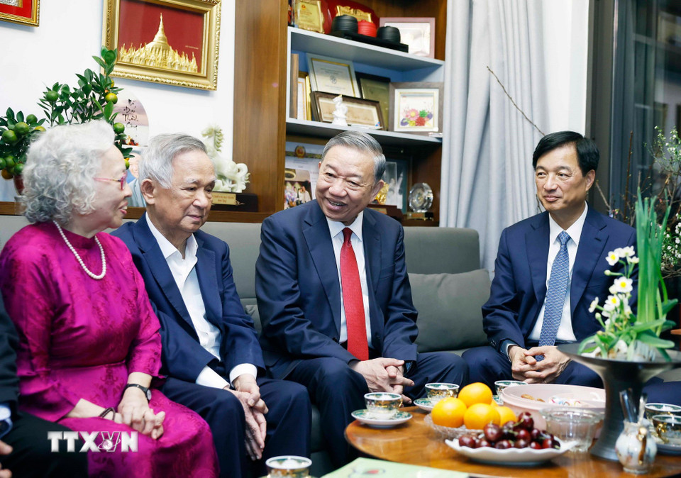 Tổng Bí thư thăm, chúc Tết gia đình Giáo sư Nguyễn Lân Dũng- Ảnh 1.