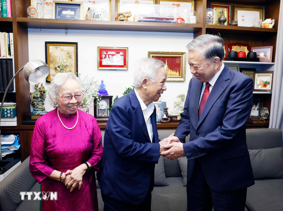 Tổng Bí thư thăm, chúc Tết gia đình Giáo sư Nguyễn Lân Dũng- Ảnh 3.