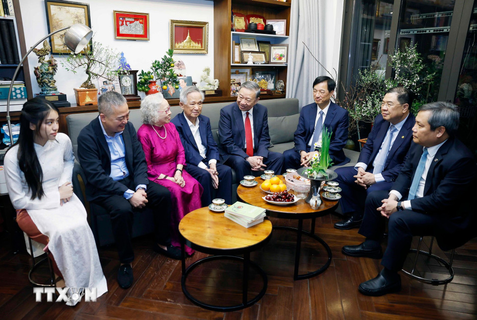 Tổng Bí thư thăm, chúc Tết gia đình Giáo sư Nguyễn Lân Dũng- Ảnh 4.