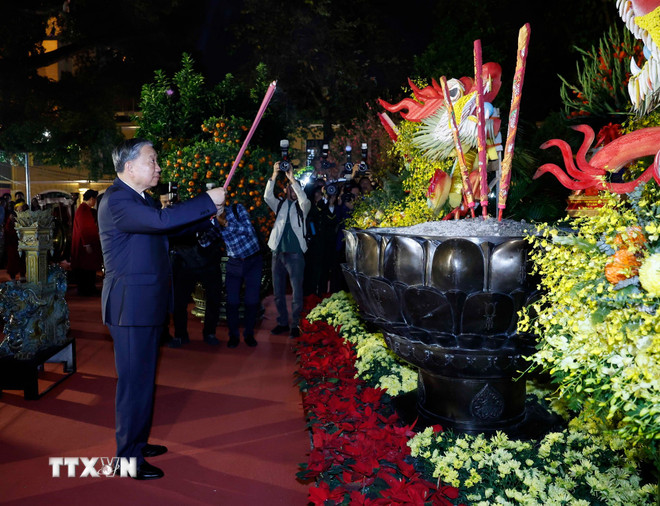 Tổng Bí thư thăm chúc Tết Đảng bộ, chính quyền và Nhân dân Hà Nội- Ảnh 1. Tổng Bí thư thăm chúc Tết Đảng bộ, chính quyền và Nhân dân Hà Nội- Ảnh 1.