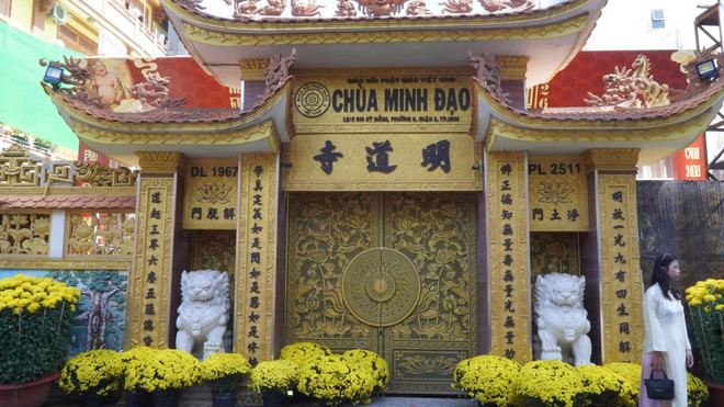 Thiêng liêng ngày đầu năm: Người Sài Gòn tìm về chốn xưa chùa Minh Đạo- Ảnh 1.