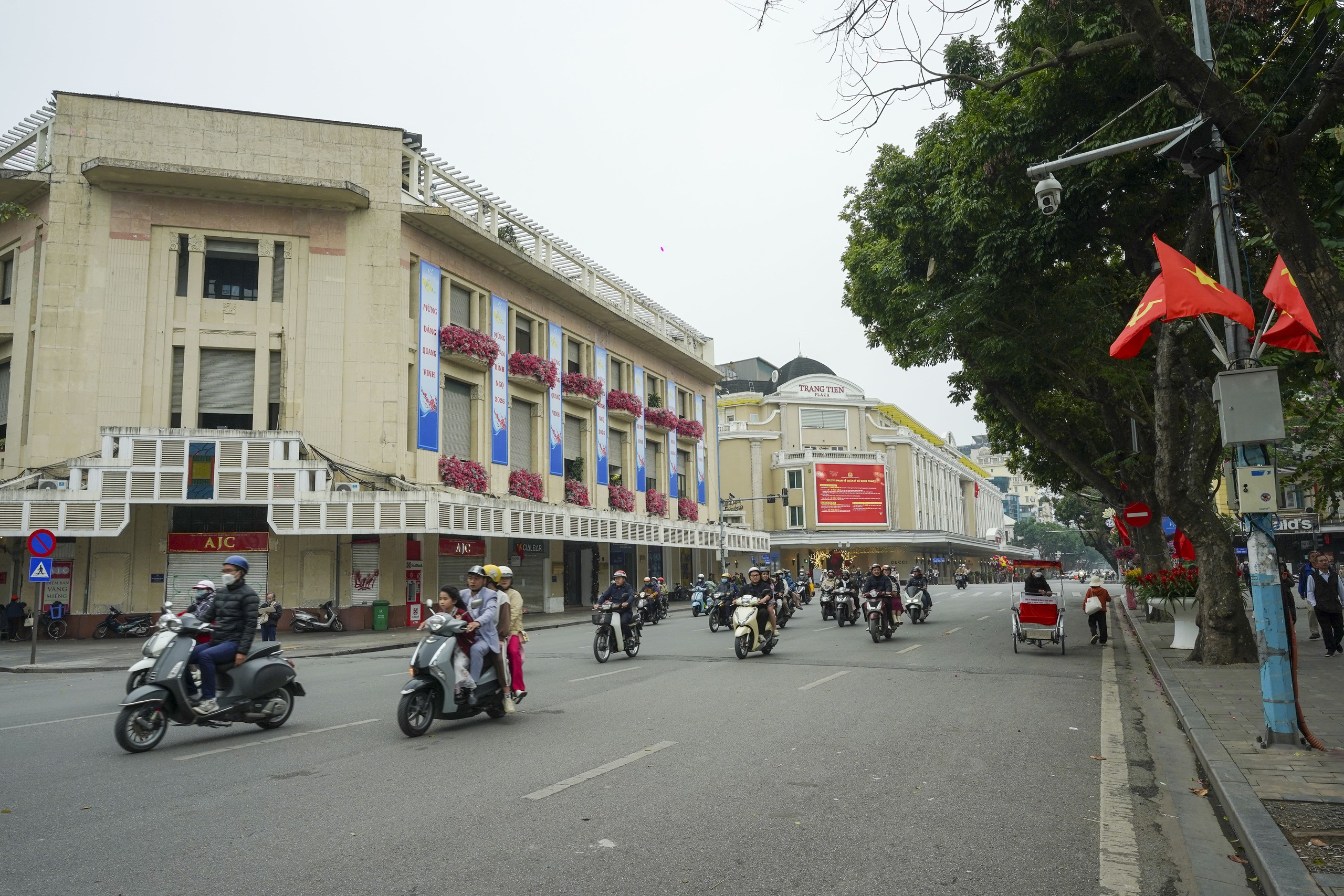 Mùng 2 Tết Bính Ngọ, người Hà Nội xúng xính áo dài xuống phố du Xuân - Ảnh 1. Mùng 2 Tết Bính Ngọ, người Hà Nội xúng xính áo dài xuống phố du Xuân - Ảnh 1.