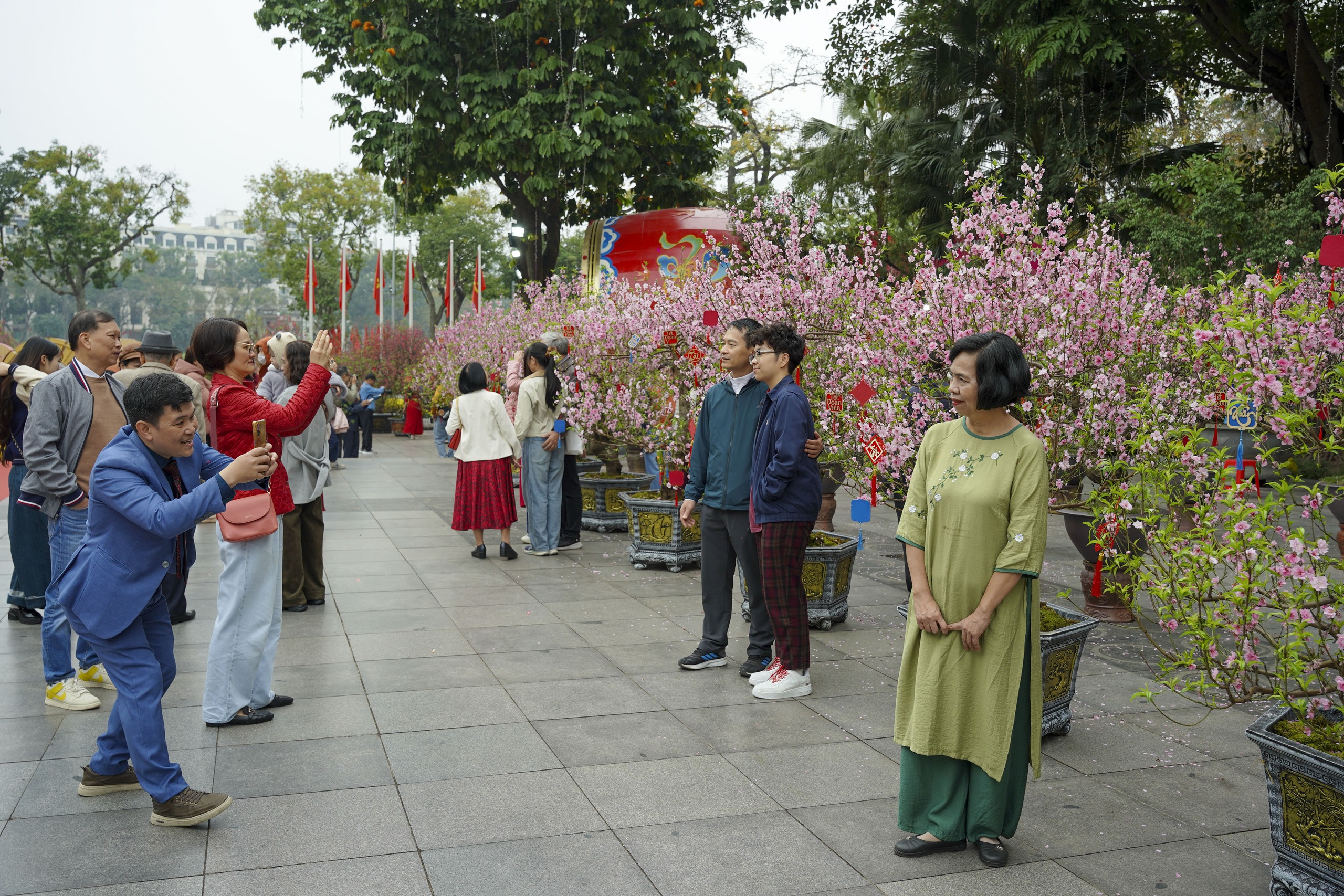 Mùng 2 Tết Bính Ngọ, người Hà Nội xúng xính áo dài xuống phố du Xuân - Ảnh 12. Mùng 2 Tết Bính Ngọ, người Hà Nội xúng xính áo dài xuống phố du Xuân - Ảnh 12.