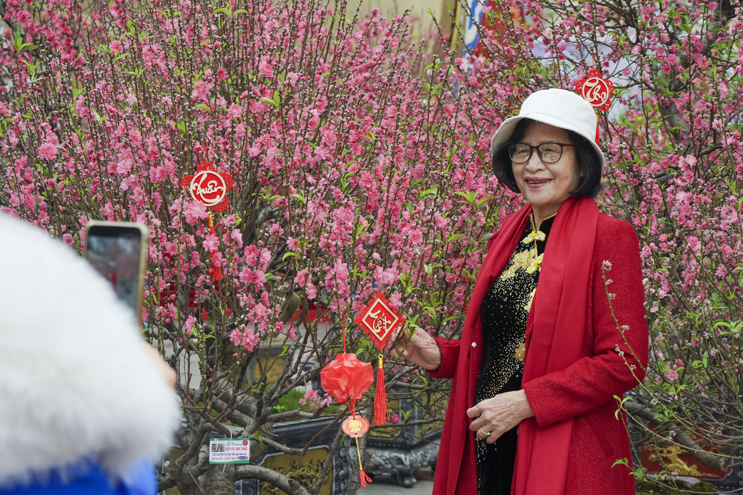 Mùng 2 Tết Bính Ngọ, người Hà Nội xúng xính áo dài xuống phố du Xuân - Ảnh 14. Mùng 2 Tết Bính Ngọ, người Hà Nội xúng xính áo dài xuống phố du Xuân - Ảnh 14.