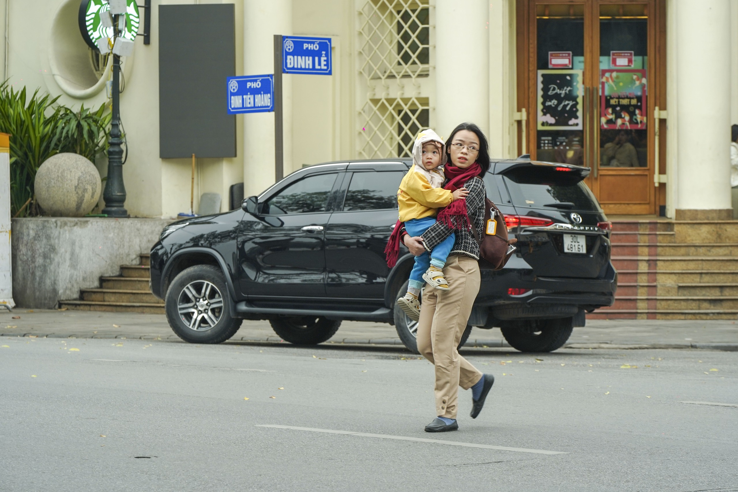 Mùng 2 Tết Bính Ngọ, người Hà Nội xúng xính áo dài xuống phố du Xuân - Ảnh 3. Mùng 2 Tết Bính Ngọ, người Hà Nội xúng xính áo dài xuống phố du Xuân - Ảnh 3.