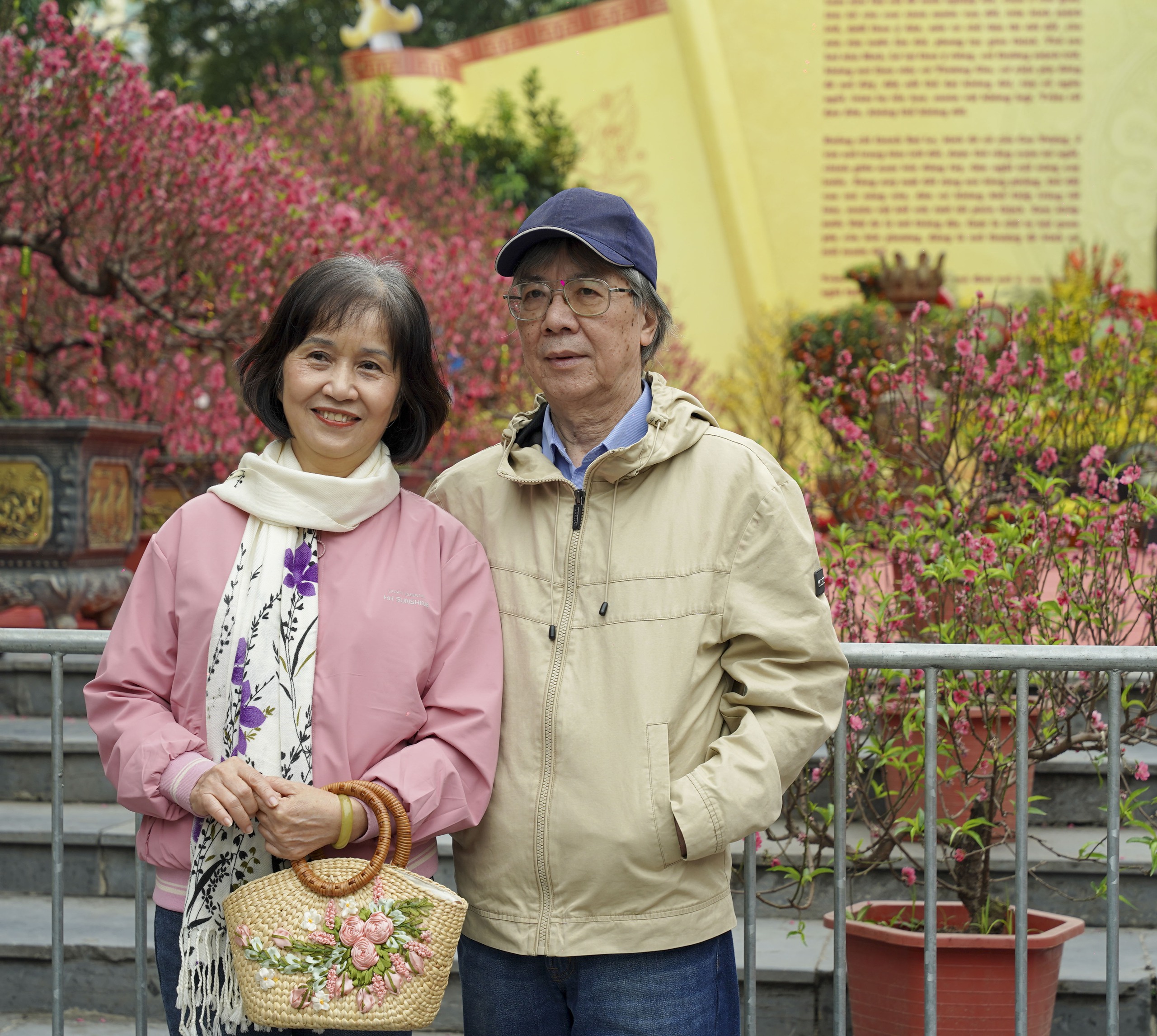 Mùng 2 Tết Bính Ngọ, người Hà Nội xúng xính áo dài xuống phố du Xuân - Ảnh 15. Mùng 2 Tết Bính Ngọ, người Hà Nội xúng xính áo dài xuống phố du Xuân - Ảnh 15.