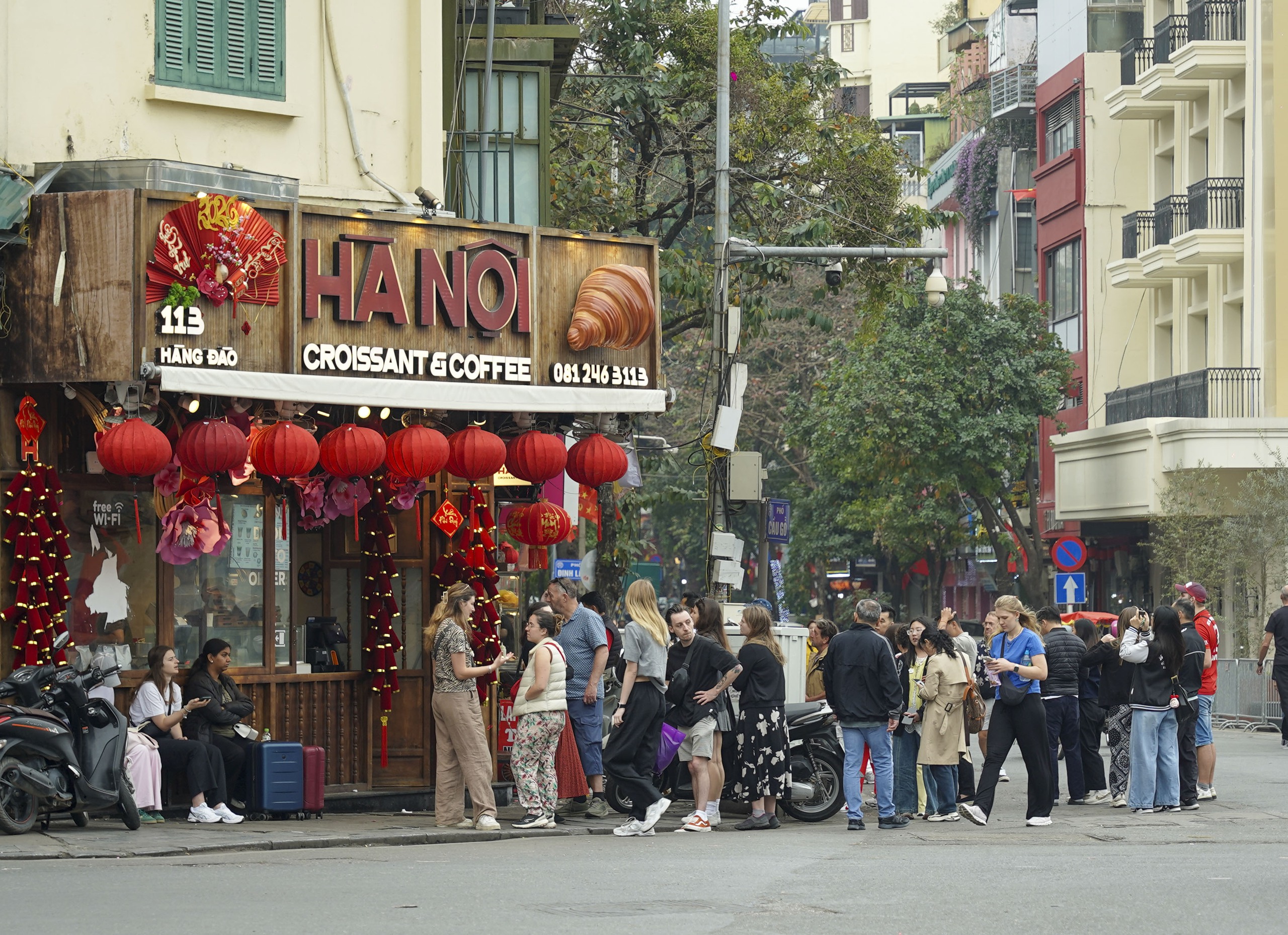 Mùng 2 Tết Bính Ngọ, người Hà Nội xúng xính áo dài xuống phố du Xuân - Ảnh 18. Mùng 2 Tết Bính Ngọ, người Hà Nội xúng xính áo dài xuống phố du Xuân - Ảnh 18.