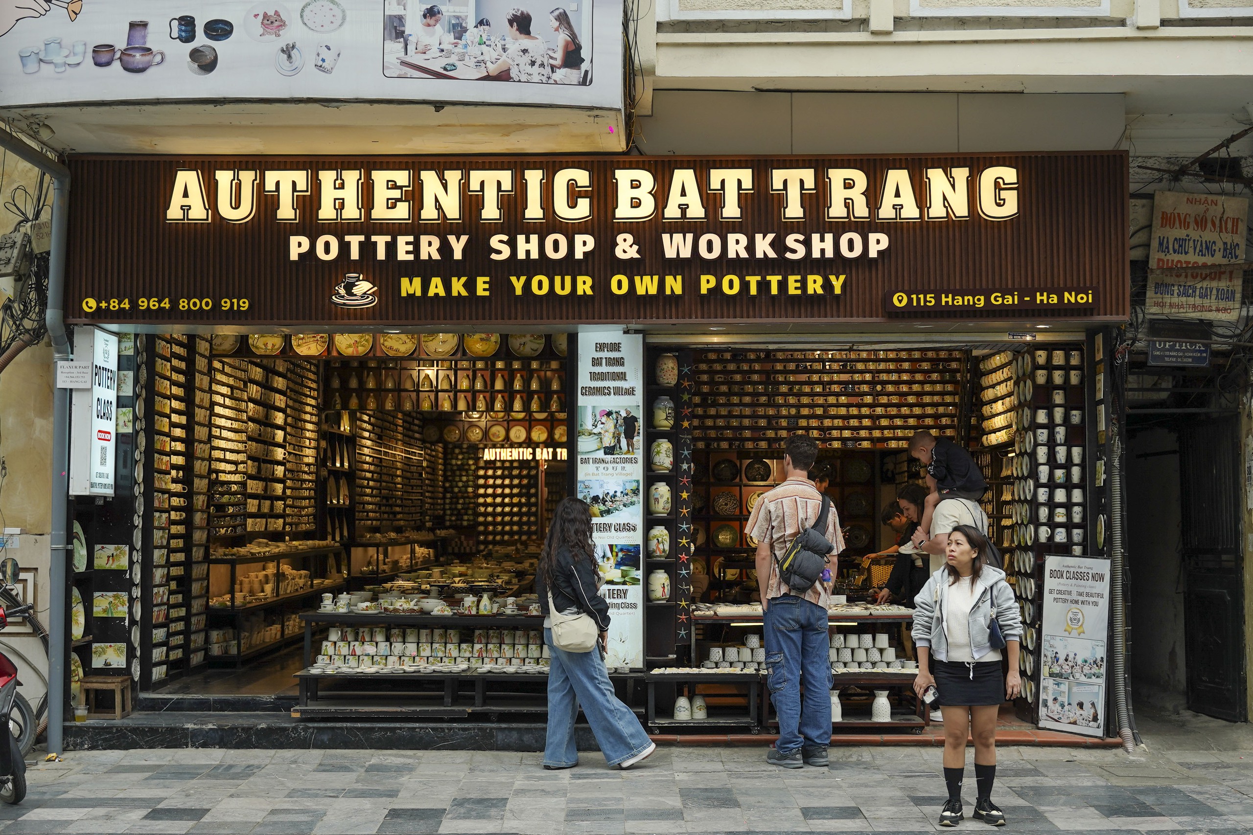 Mùng 2 Tết Bính Ngọ, người Hà Nội xúng xính áo dài xuống phố du Xuân - Ảnh 20. Mùng 2 Tết Bính Ngọ, người Hà Nội xúng xính áo dài xuống phố du Xuân - Ảnh 20.