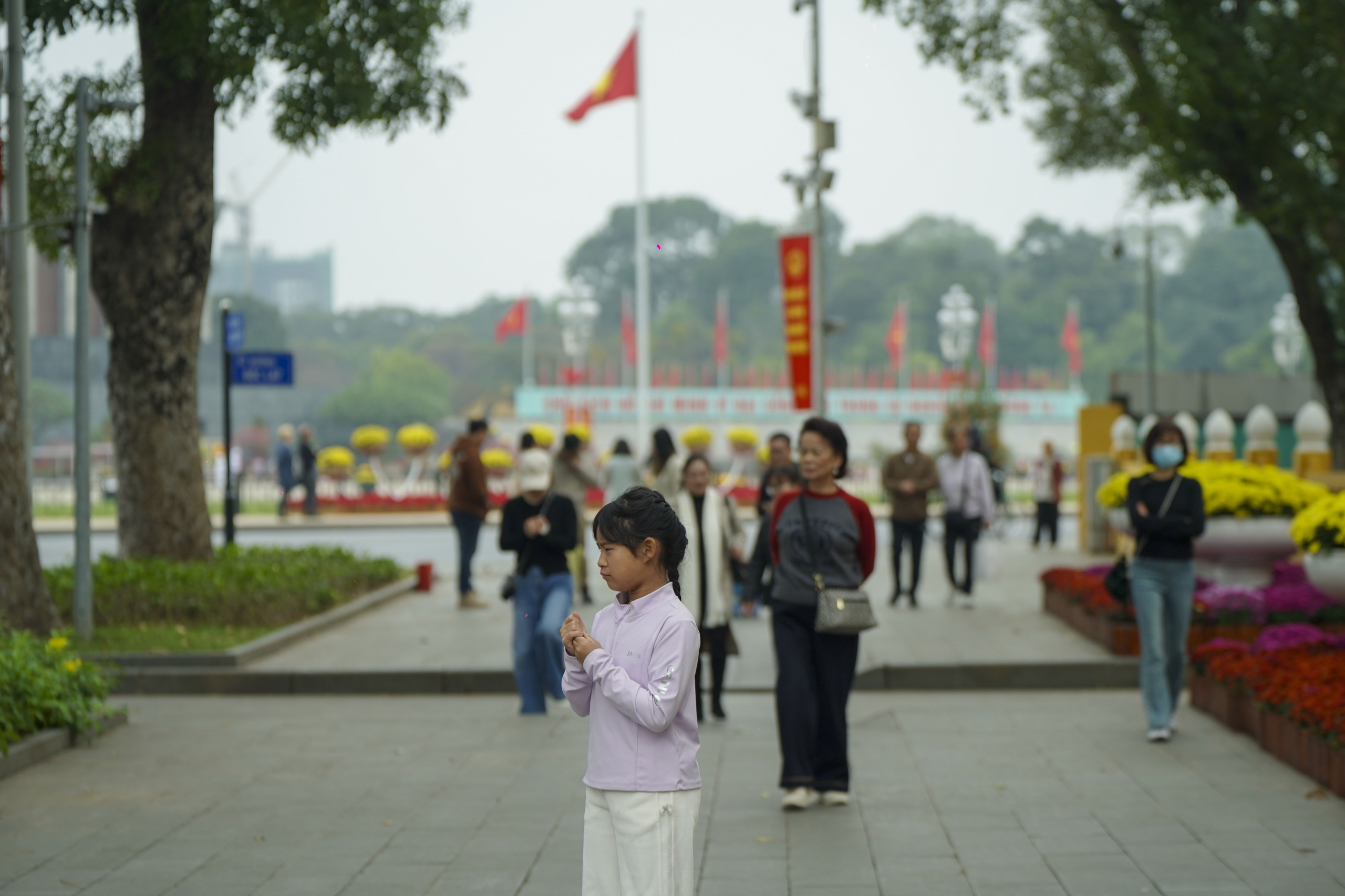 Mùng 2 Tết Bính Ngọ, người Hà Nội xúng xính áo dài xuống phố du Xuân - Ảnh 21. Mùng 2 Tết Bính Ngọ, người Hà Nội xúng xính áo dài xuống phố du Xuân - Ảnh 21.