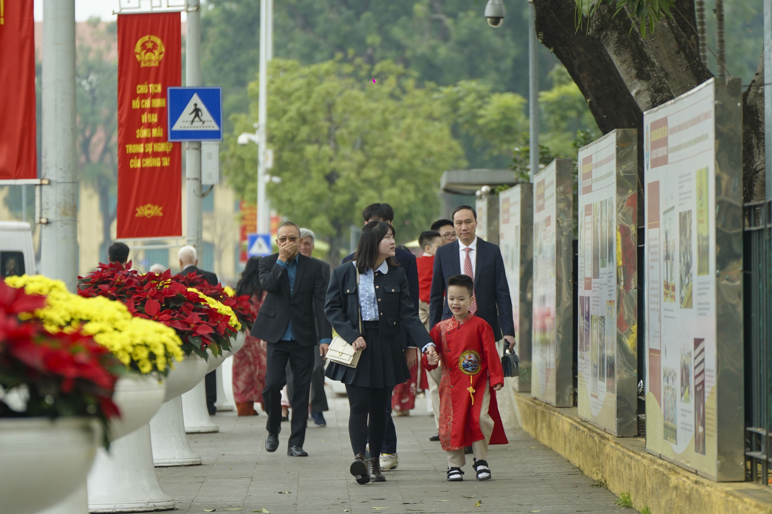 Mùng 2 Tết Bính Ngọ, người Hà Nội xúng xính áo dài xuống phố du Xuân - Ảnh 22. Mùng 2 Tết Bính Ngọ, người Hà Nội xúng xính áo dài xuống phố du Xuân - Ảnh 22.