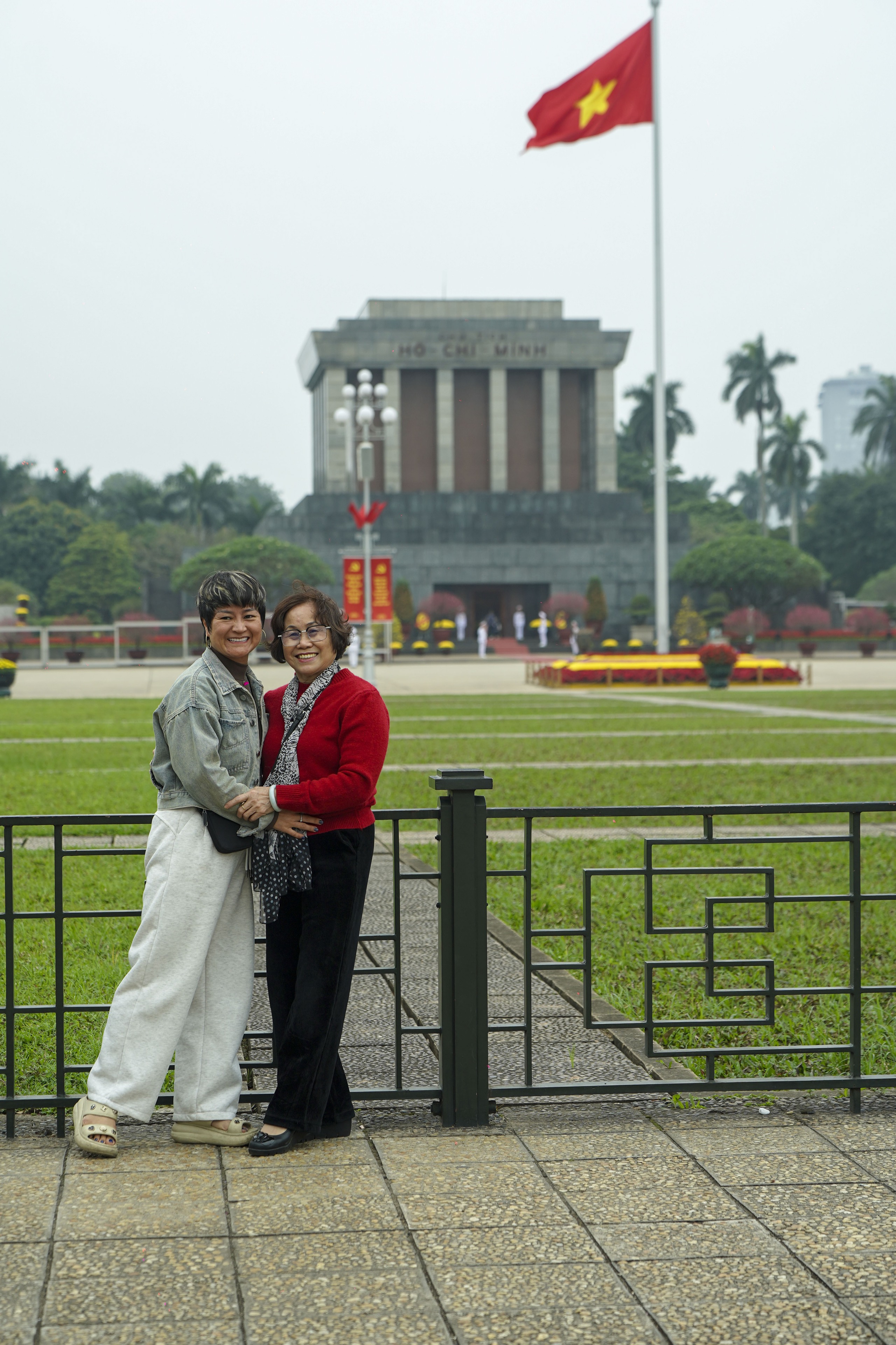 Mùng 2 Tết Bính Ngọ, người Hà Nội xúng xính áo dài xuống phố du Xuân - Ảnh 26. Mùng 2 Tết Bính Ngọ, người Hà Nội xúng xính áo dài xuống phố du Xuân - Ảnh 26.