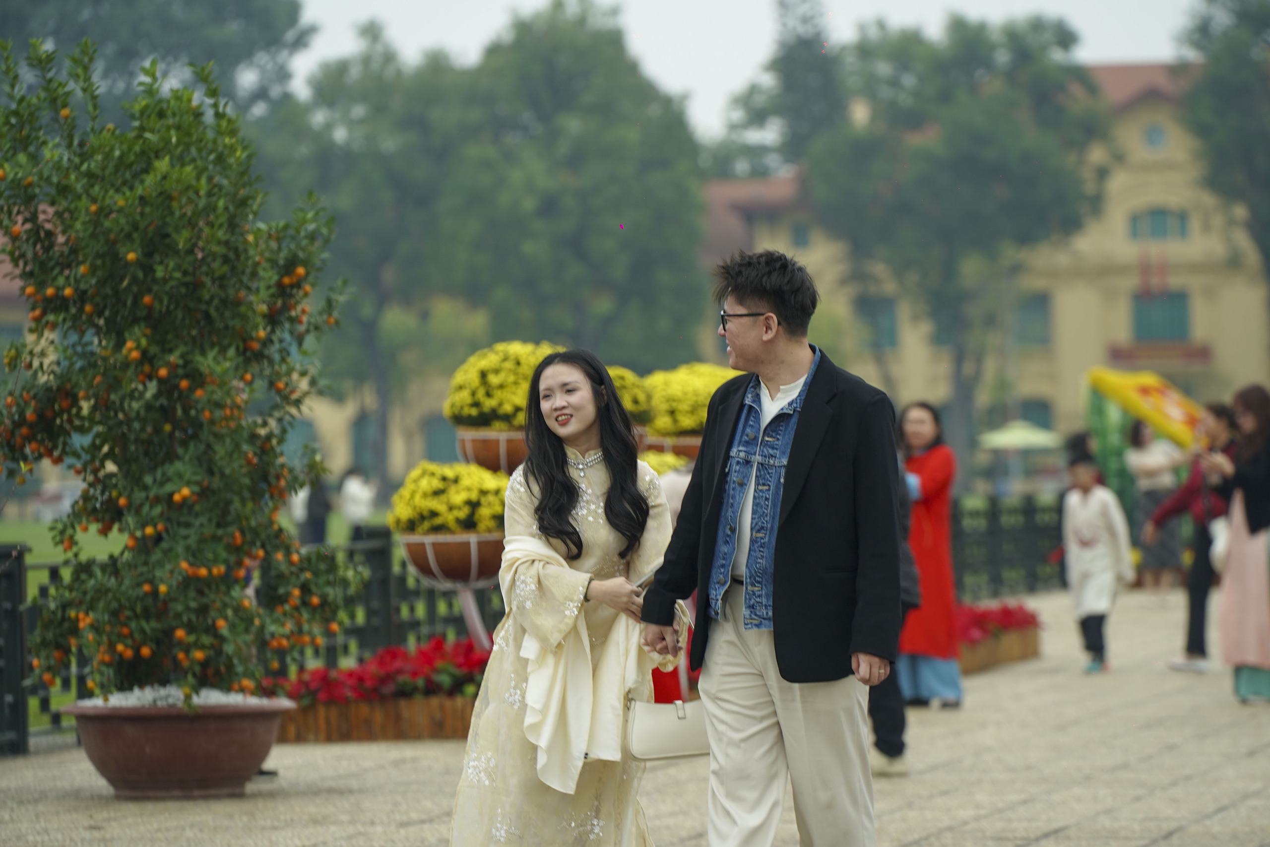 Mùng 2 Tết Bính Ngọ, người Hà Nội xúng xính áo dài xuống phố du Xuân - Ảnh 24. Mùng 2 Tết Bính Ngọ, người Hà Nội xúng xính áo dài xuống phố du Xuân - Ảnh 24.